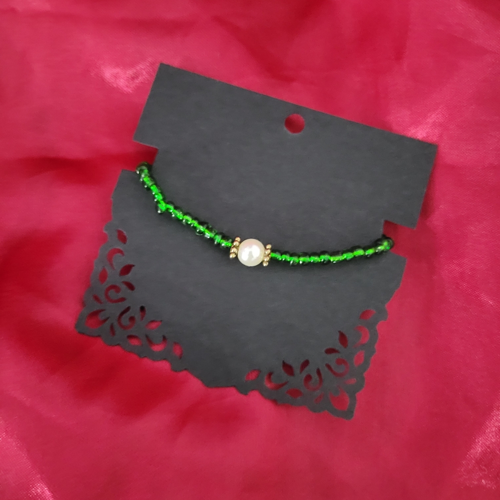 Elegant Green Beaded Bracelet with Gold Accents
